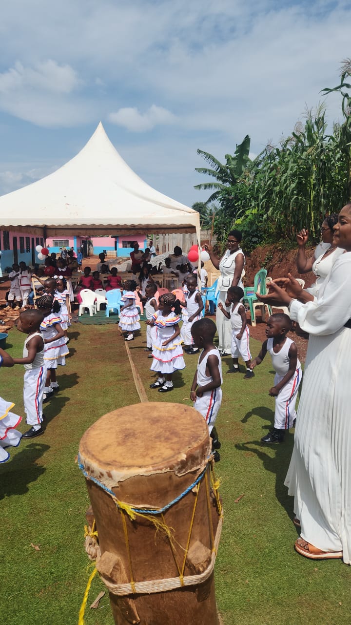 Élèves en tenue traditionnelle lors d'une fête à l'école