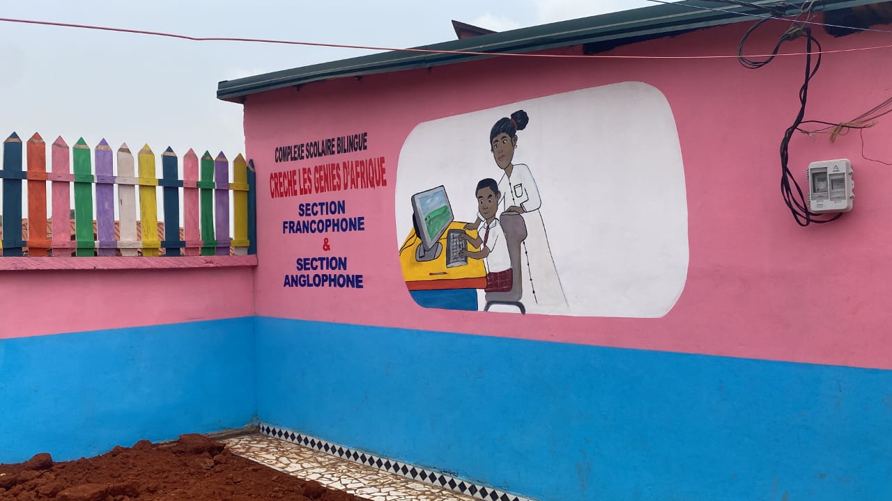Fresque de l'école indiquant les sections francophone et anglophone