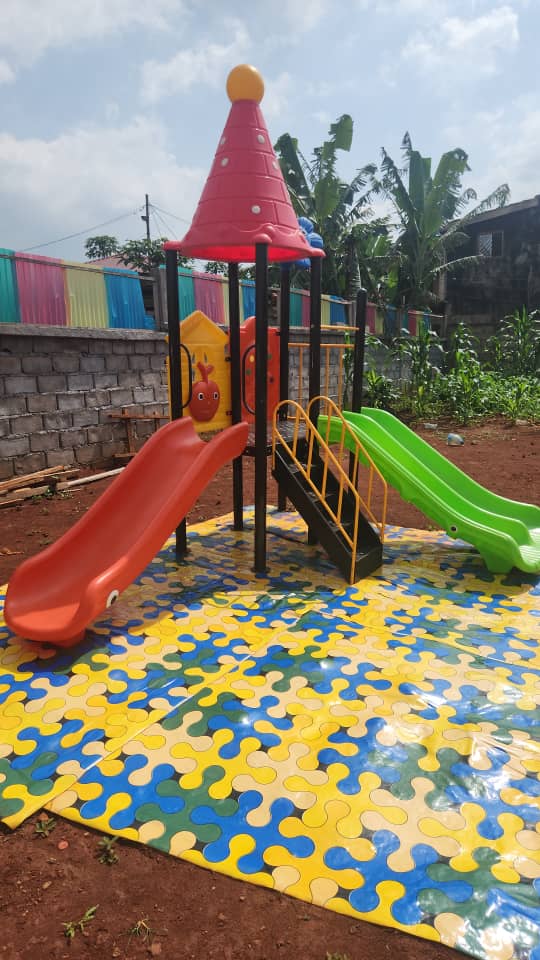 Aire de jeux colorée de la crèche